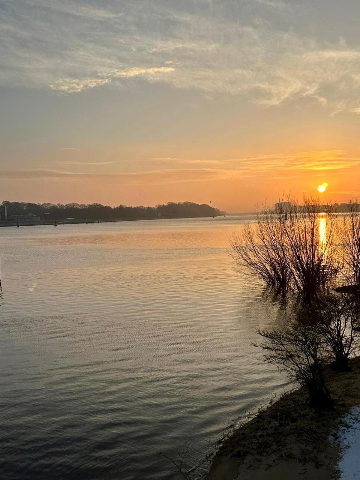 Gaestehaus Weserblick Am Weser-Sandstrand Berne Экстерьер фото