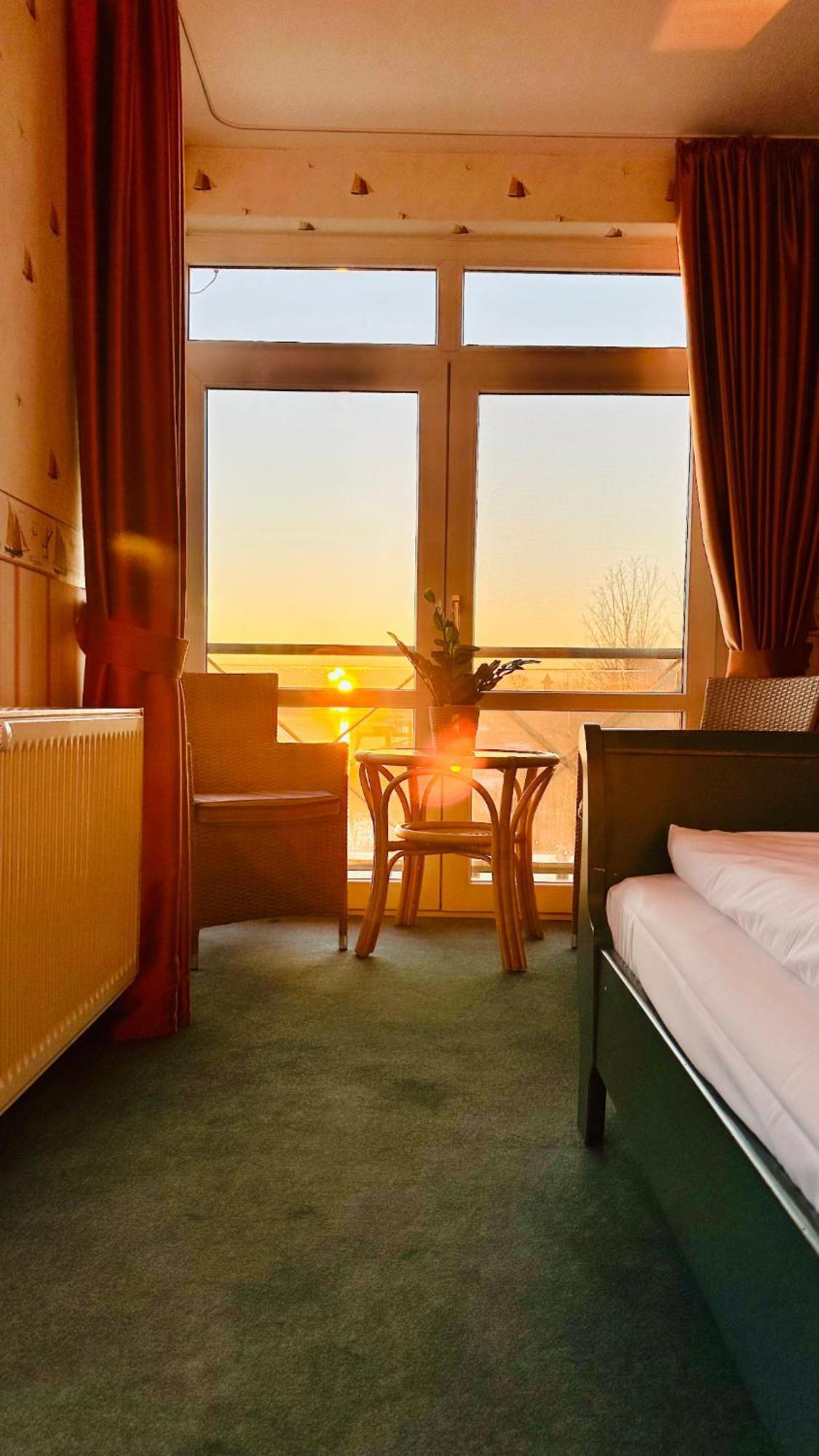 Gaestehaus Weserblick Am Weser-Sandstrand Berne Экстерьер фото