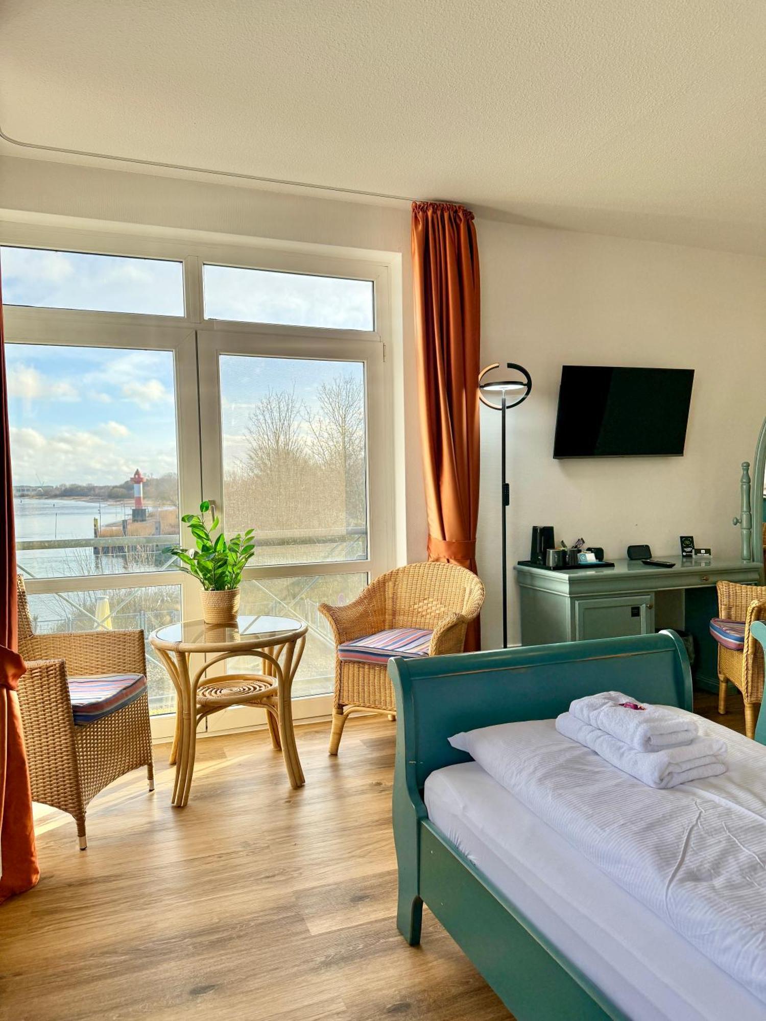 Gaestehaus Weserblick Am Weser-Sandstrand Berne Экстерьер фото