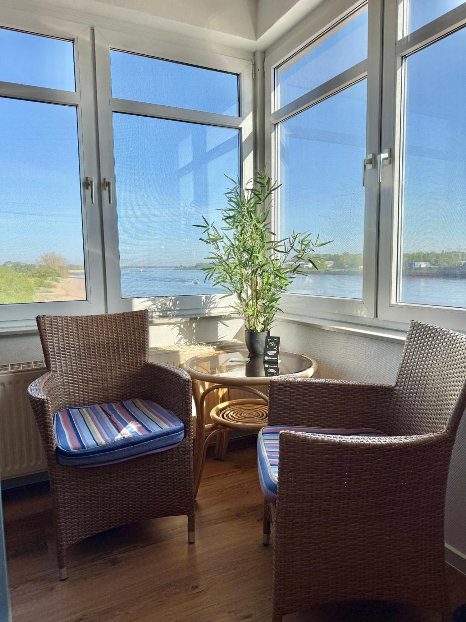 Gaestehaus Weserblick Am Weser-Sandstrand Berne Экстерьер фото