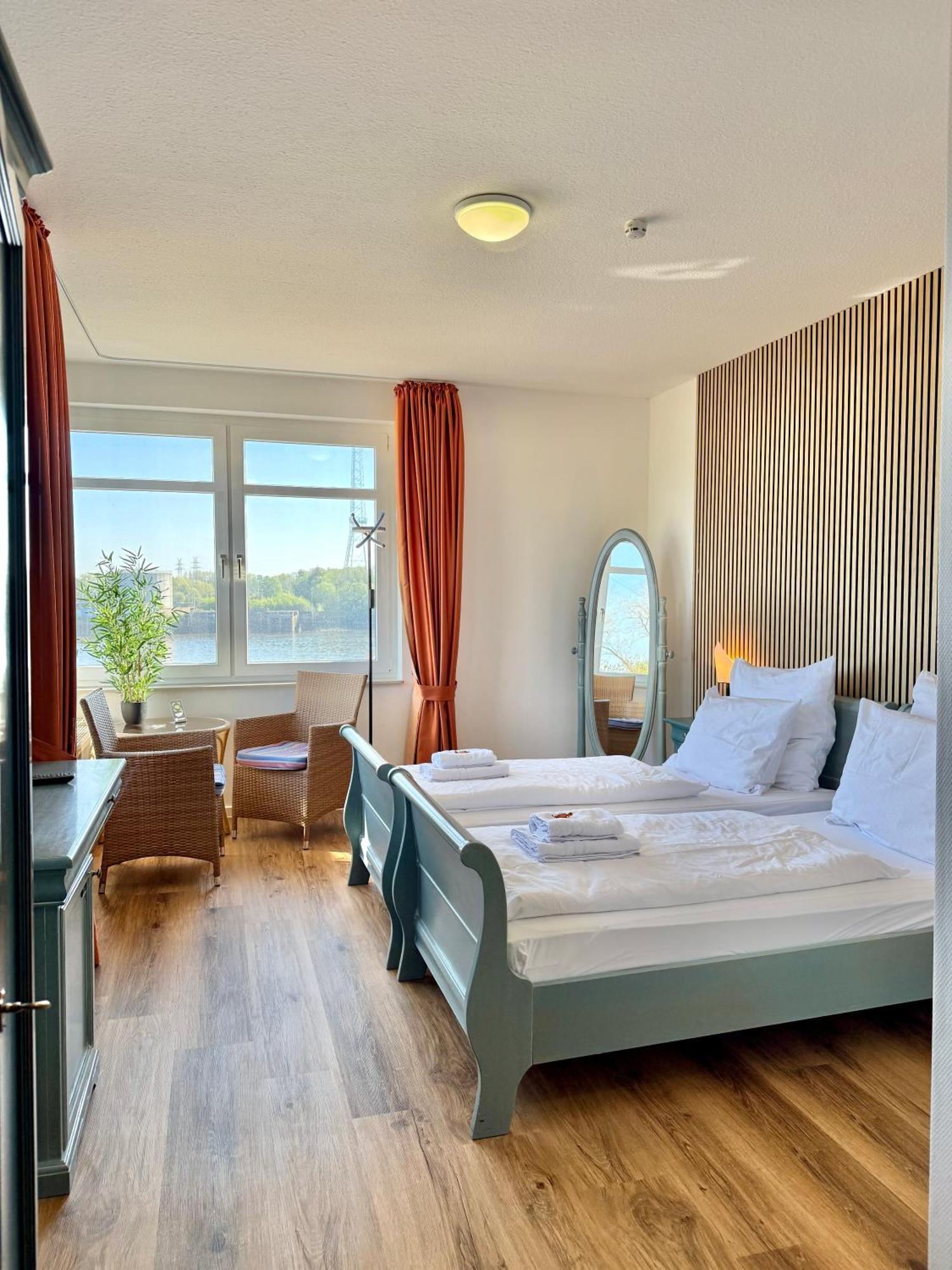 Gaestehaus Weserblick Am Weser-Sandstrand Berne Экстерьер фото
